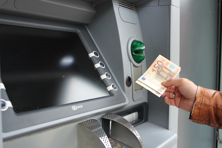 El Banco de España recomienda guardar 70-100 euros en casa tras fallos en pagos