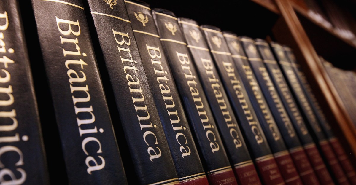 Encyclopedia Britannica y Merriam‑Webster demandan a OpenAI por 'memoria' de contenidos