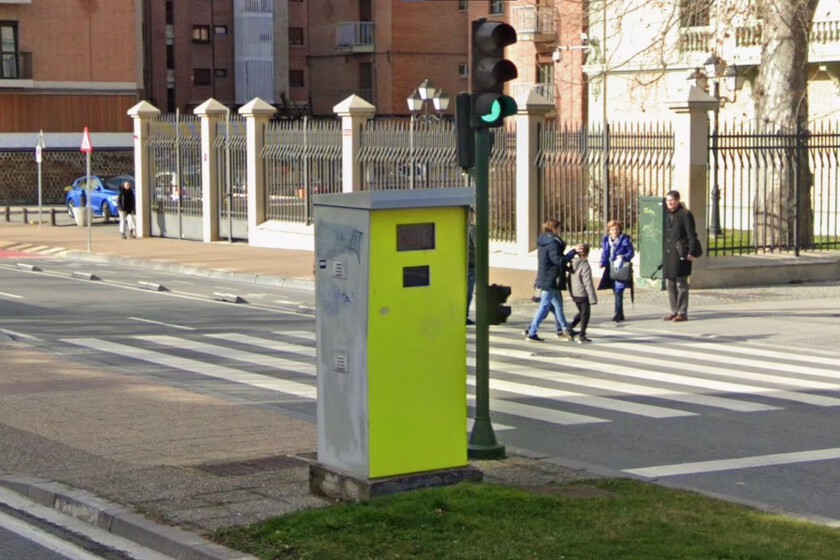 Pamplona instala cuatro radares con IA para detectar móviles y cinturón